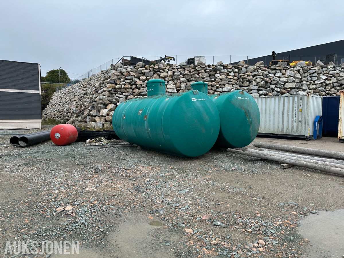 2 stk. Bokn Plast glassfibertanker, ca. 250 cm høyde