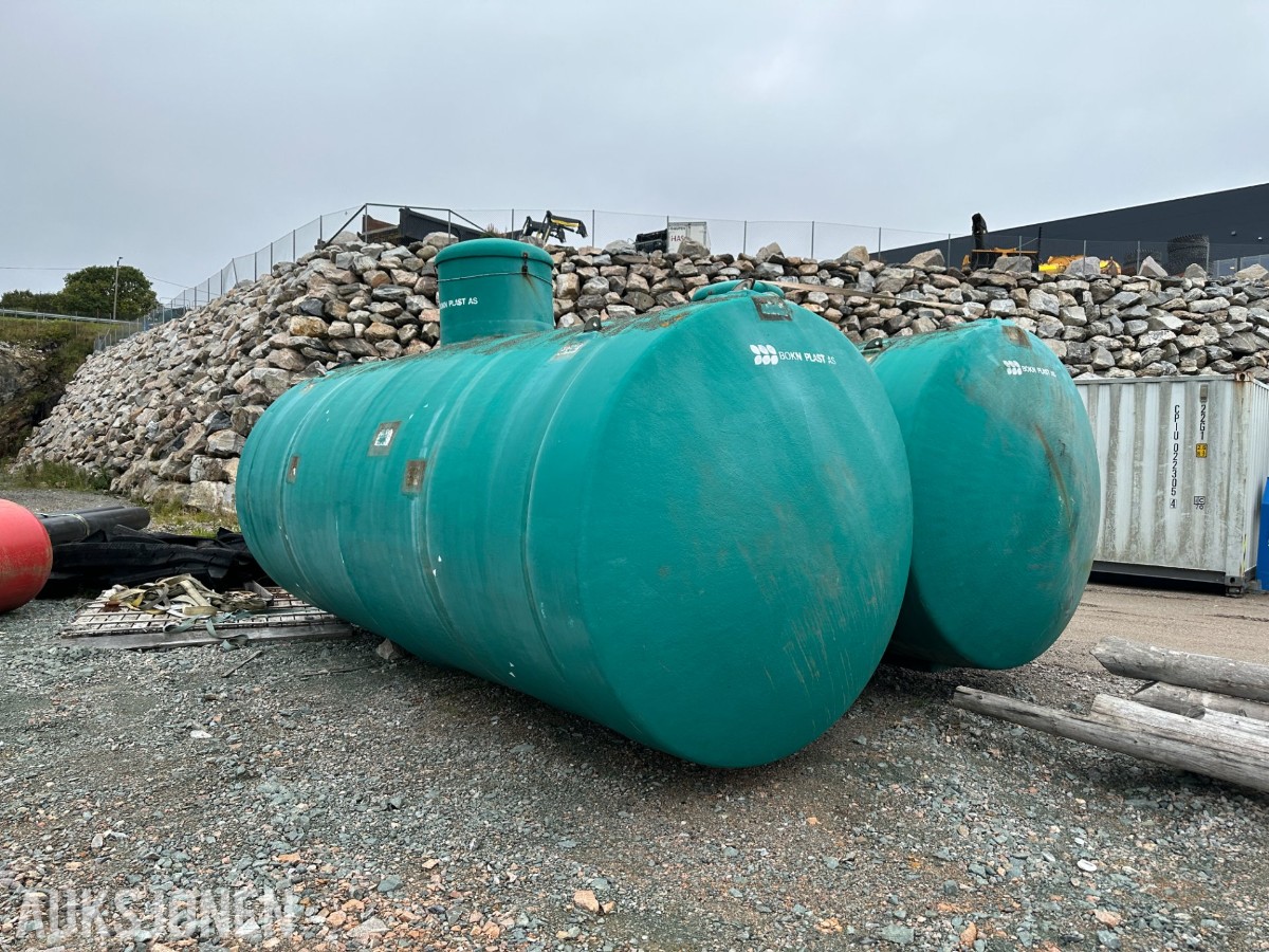 2 stk. Bokn Plast glassfibertanker, ca. 250 cm høyde