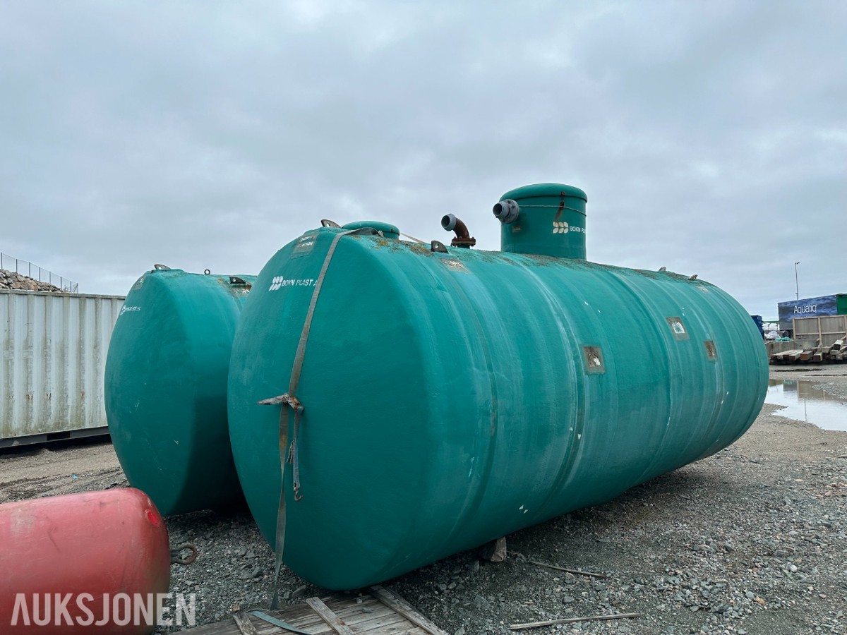 2 stk. Bokn Plast glassfibertanker, ca. 250 cm høyde
