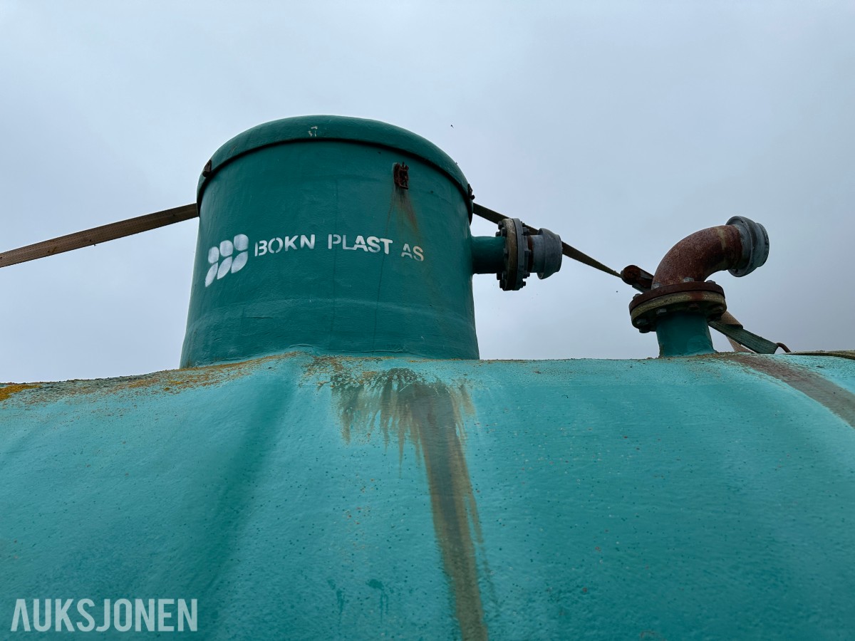 2 stk. Bokn Plast glassfibertanker, ca. 250 cm høyde
