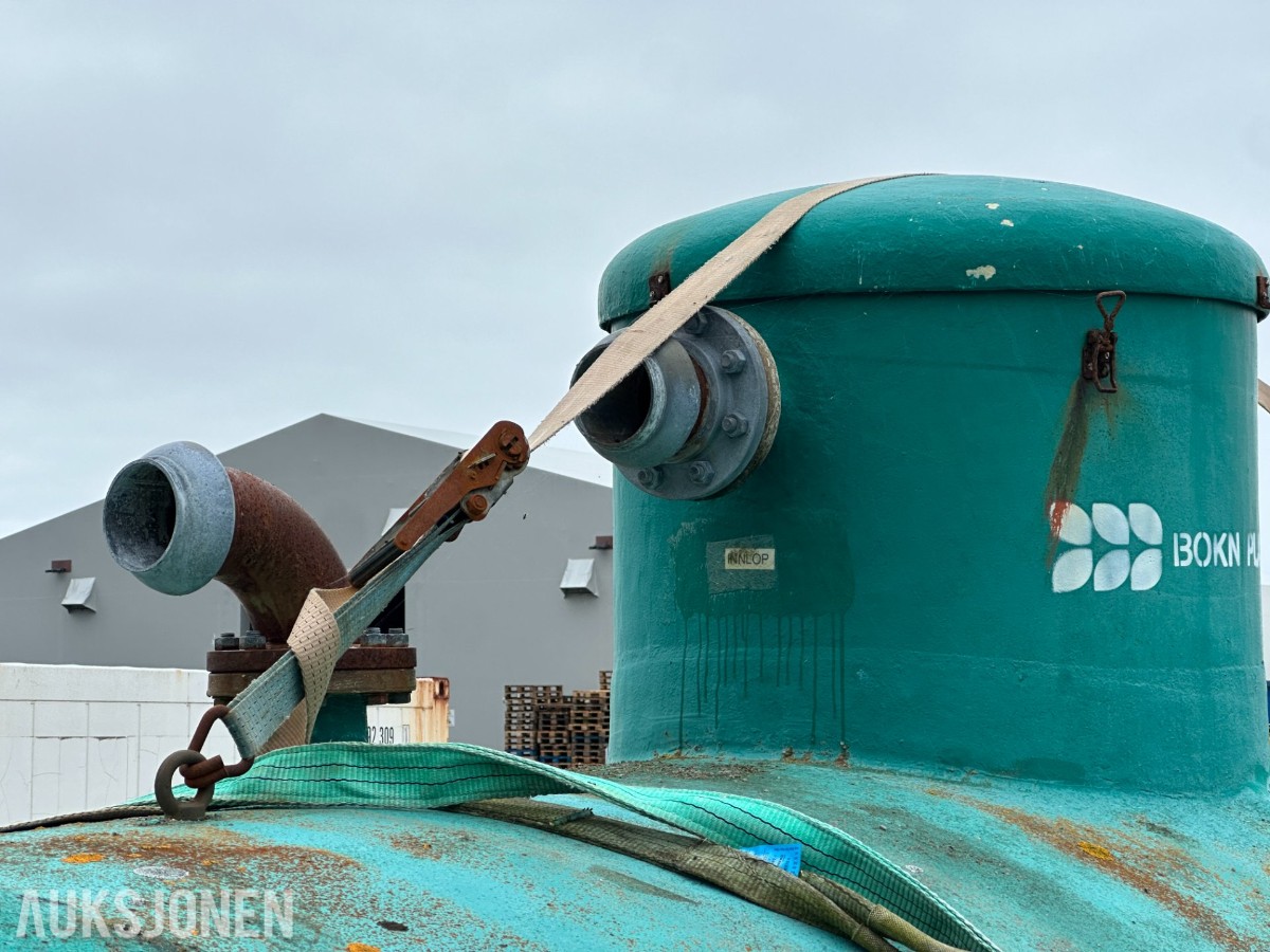 2 stk. Bokn Plast glassfibertanker, ca. 250 cm høyde