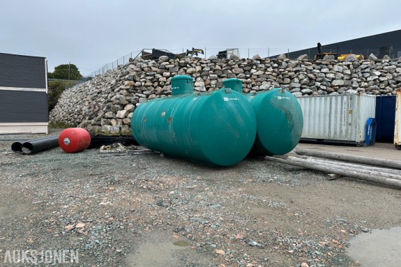 2 stk. Bokn Plast glassfibertanker, ca. 250 cm høyde