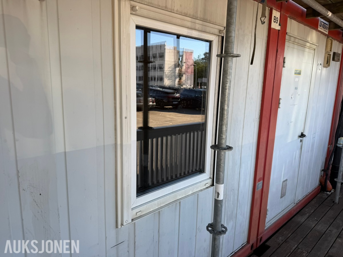 3 containerbrakker med 2 hybler og separate soverom