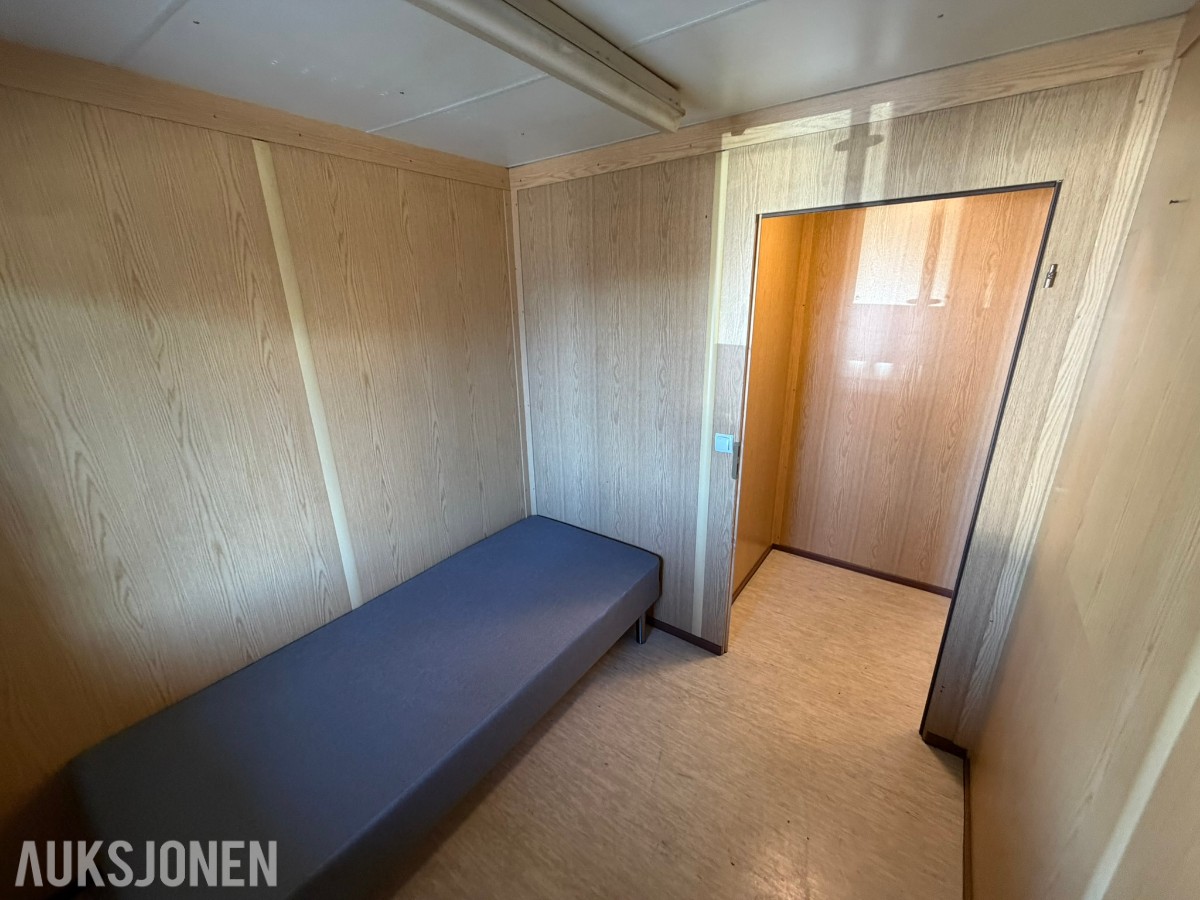 3 containerbrakker med 2 hybler og separate soverom