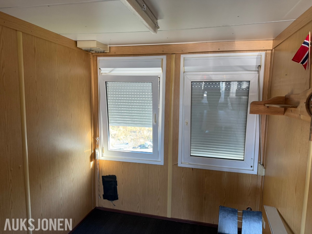 3 containerbrakker med 2 hybler og separate soverom