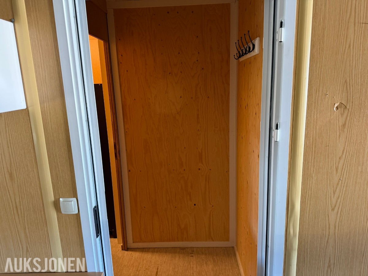 3 containerbrakker med 2 hybler og separate soverom