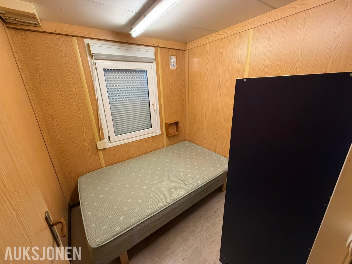 3 containerbrakker med 2 hybler og separate soverom