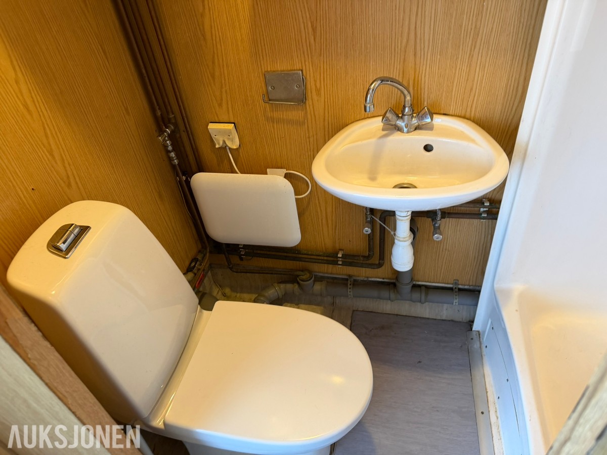 3 containerbrakker med 2 hybler og separate soverom