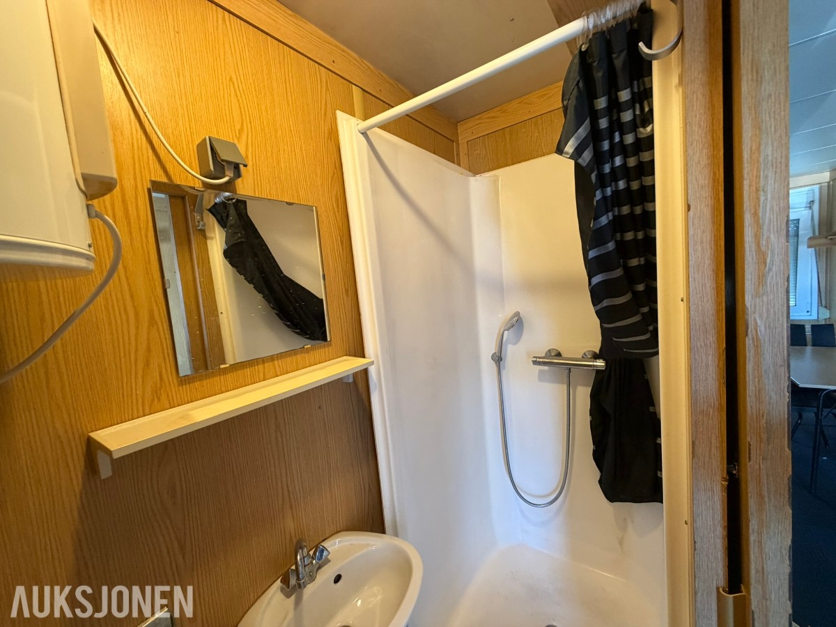 3 containerbrakker med 2 hybler og separate soverom