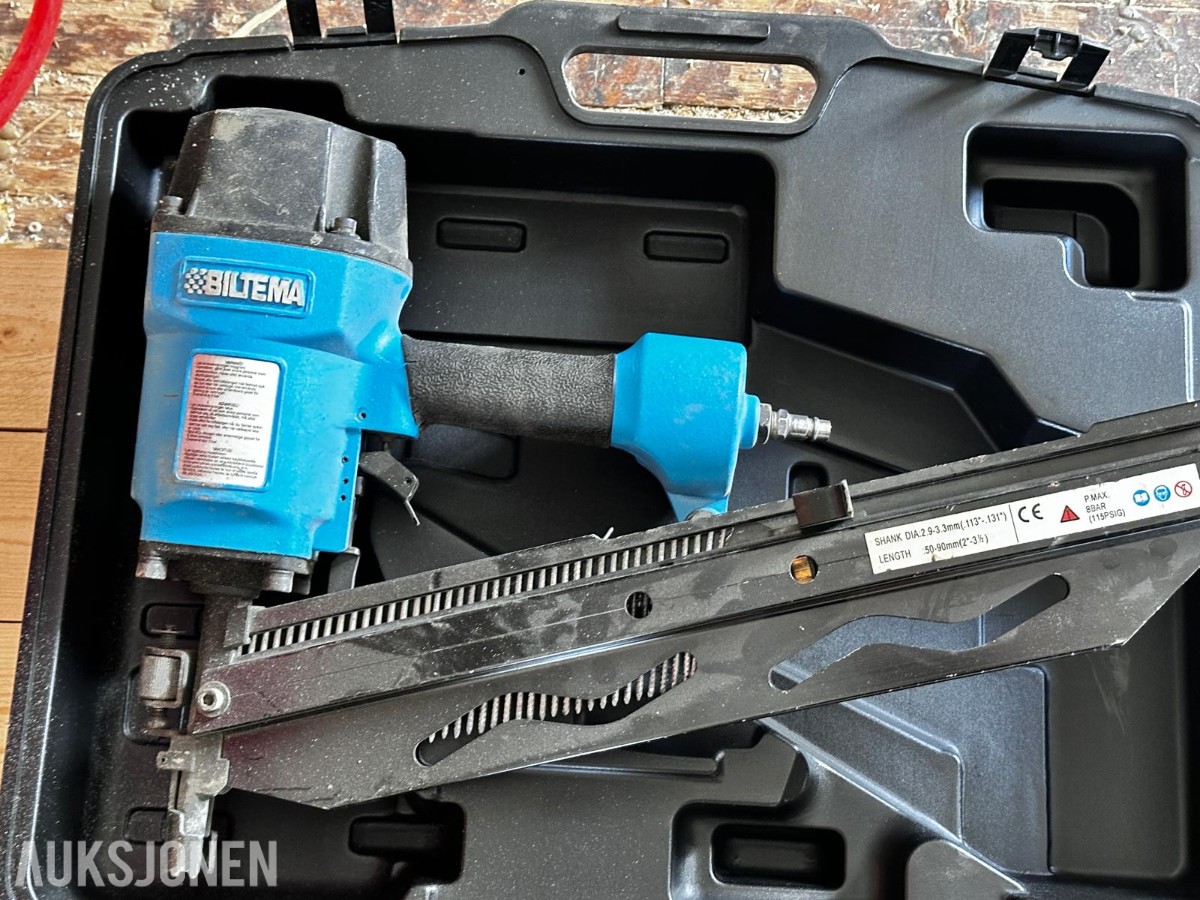 Bostitch kompressor med 2 spikerpistoler og trykkluftutstyr