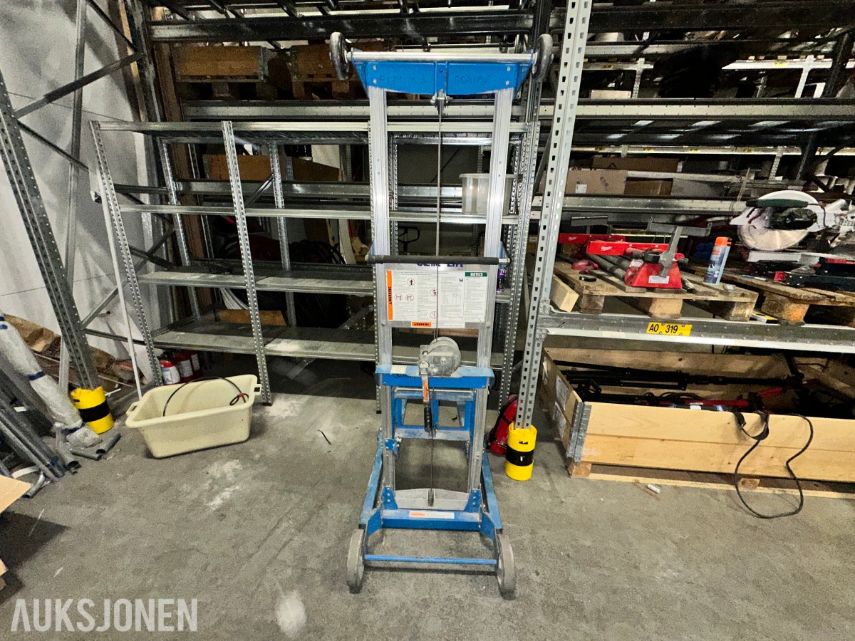 Genie Lift materialløfter med manuell vinsj og gafler