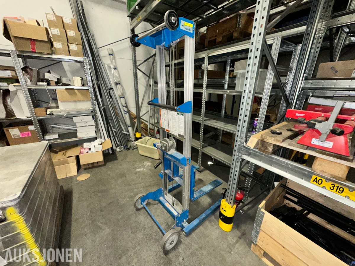 Genie Lift materialløfter med manuell vinsj og gafler