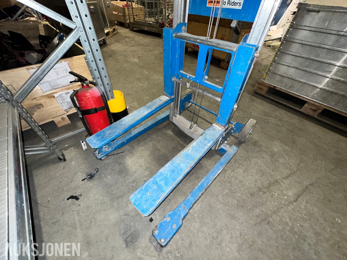 Genie Lift materialløfter med manuell vinsj og gafler
