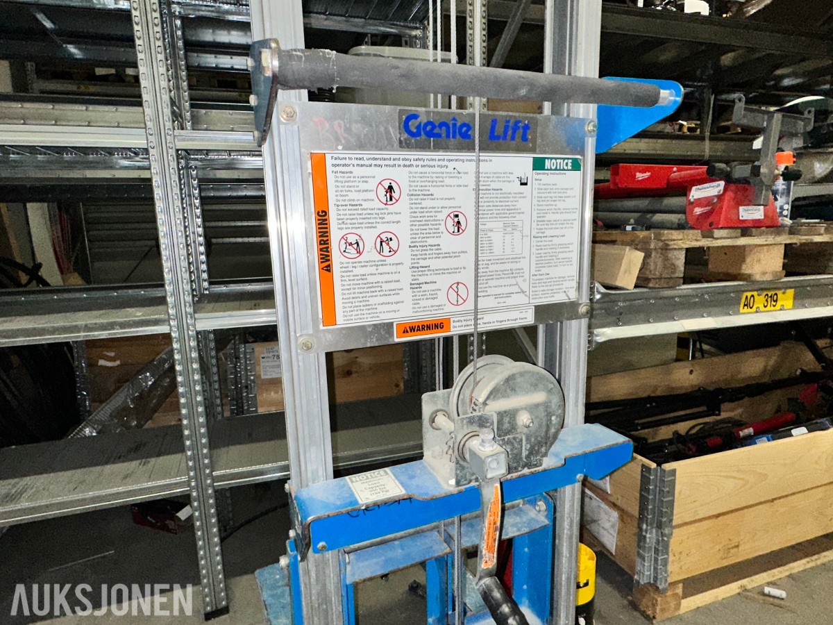 Genie Lift materialløfter med manuell vinsj og gafler