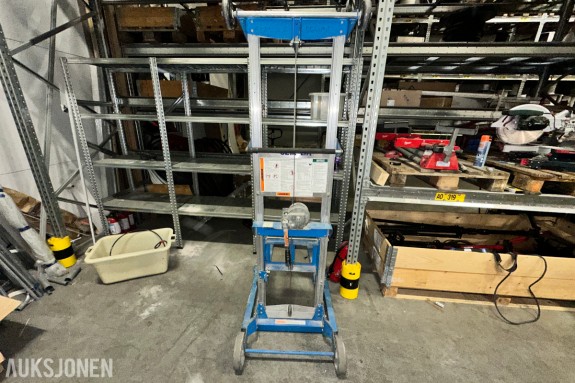 Genie Lift materialløfter med manuell vinsj og gafler