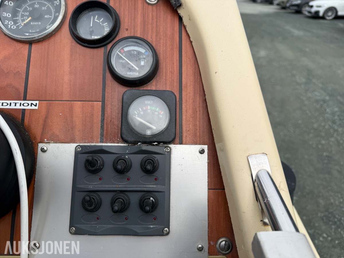 Shetland cabincruiser med Mercury 135 og Gaupen båthenger
