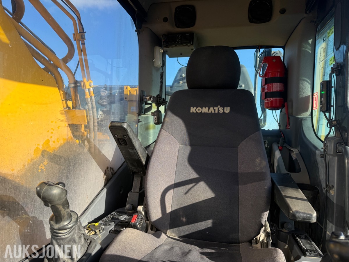 2020 Komatsu PC490LC-11E0 beltegraver med graveskuffe – 48 tonn