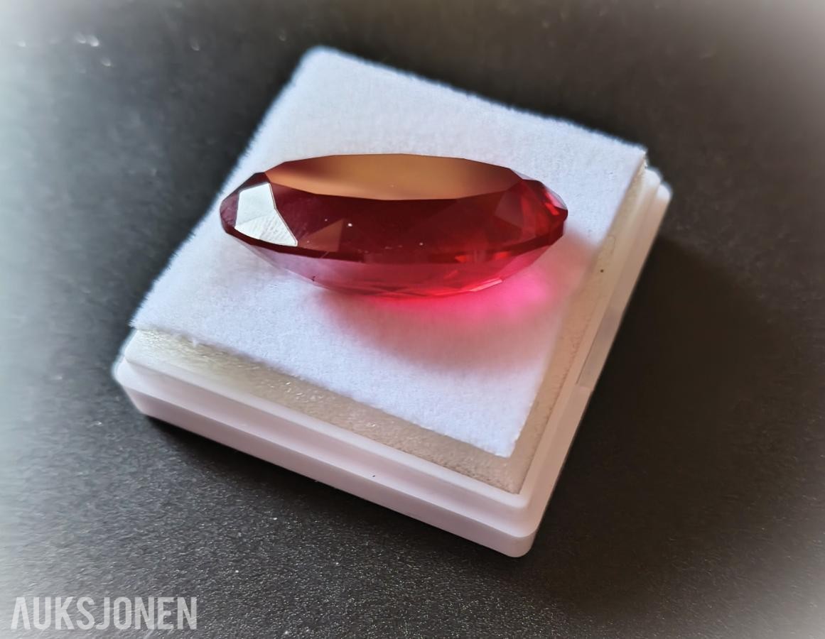 Eksklusiv Oval Rubin * 61.35 CT * med sertifikat