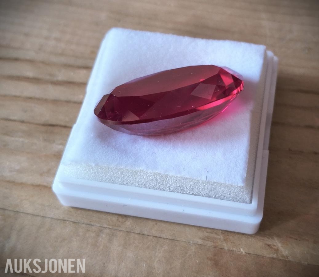 Eksklusiv Oval Rubin * 61.35 CT * med sertifikat