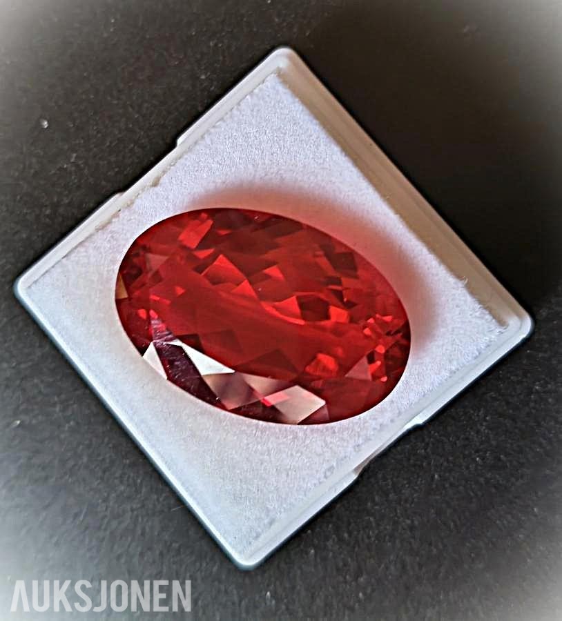 Eksklusiv Oval Rubin * 61.35 CT * med sertifikat