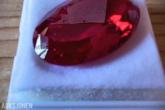 Eksklusiv Oval Rubin * 61.35 CT * med sertifikat