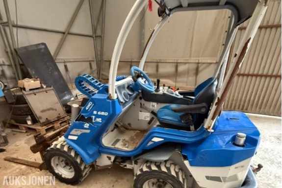 2013 Multione S620 med skuffe og silogrip