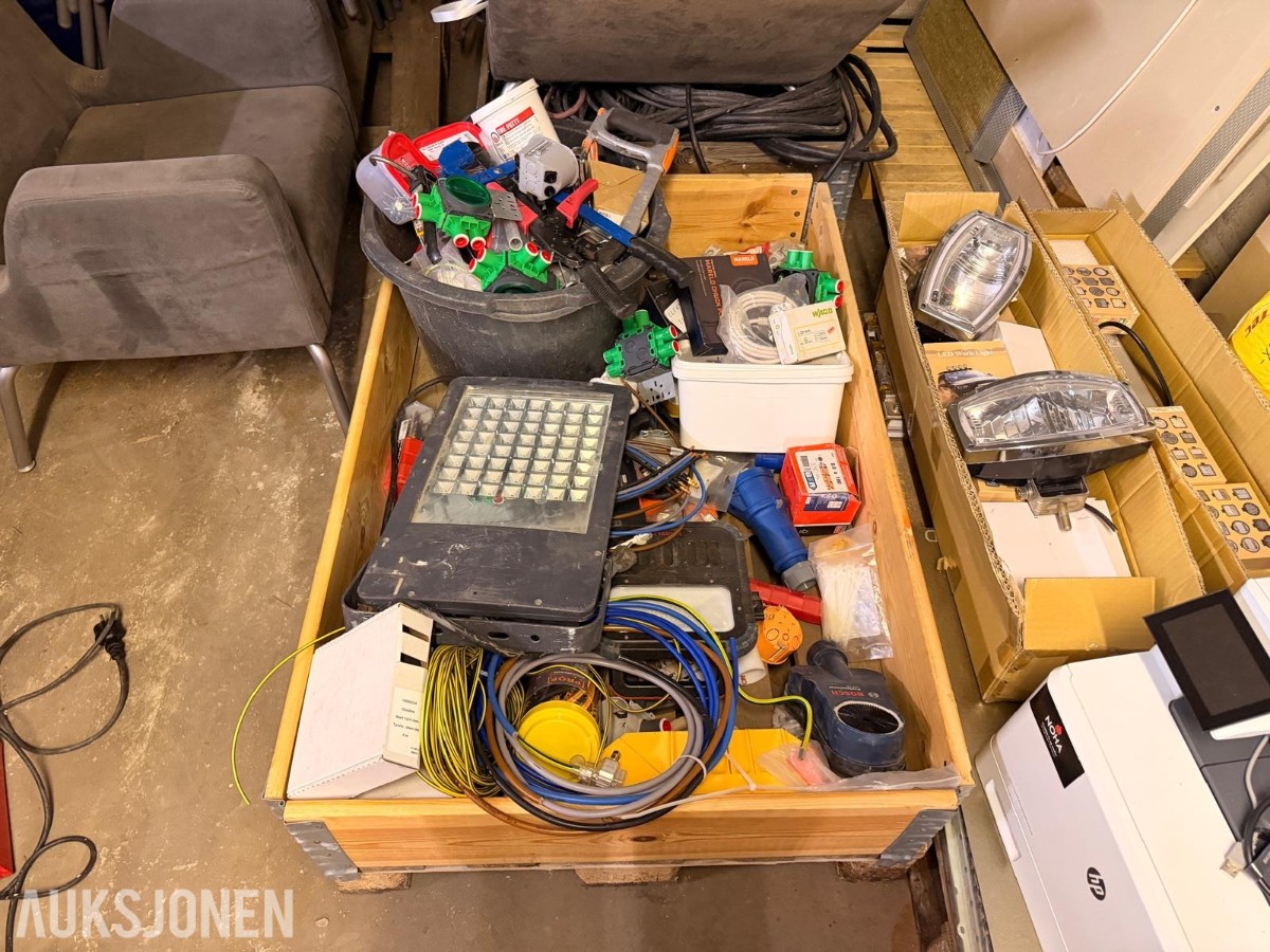 Parti med diverse elektroutstyr, LED-lys, kabler og installasjonsmateriell