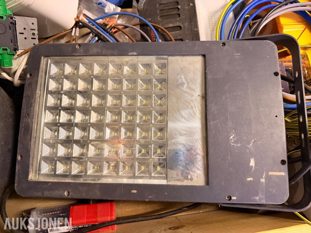 Parti med diverse elektroutstyr, LED-lys, kabler og installasjonsmateriell