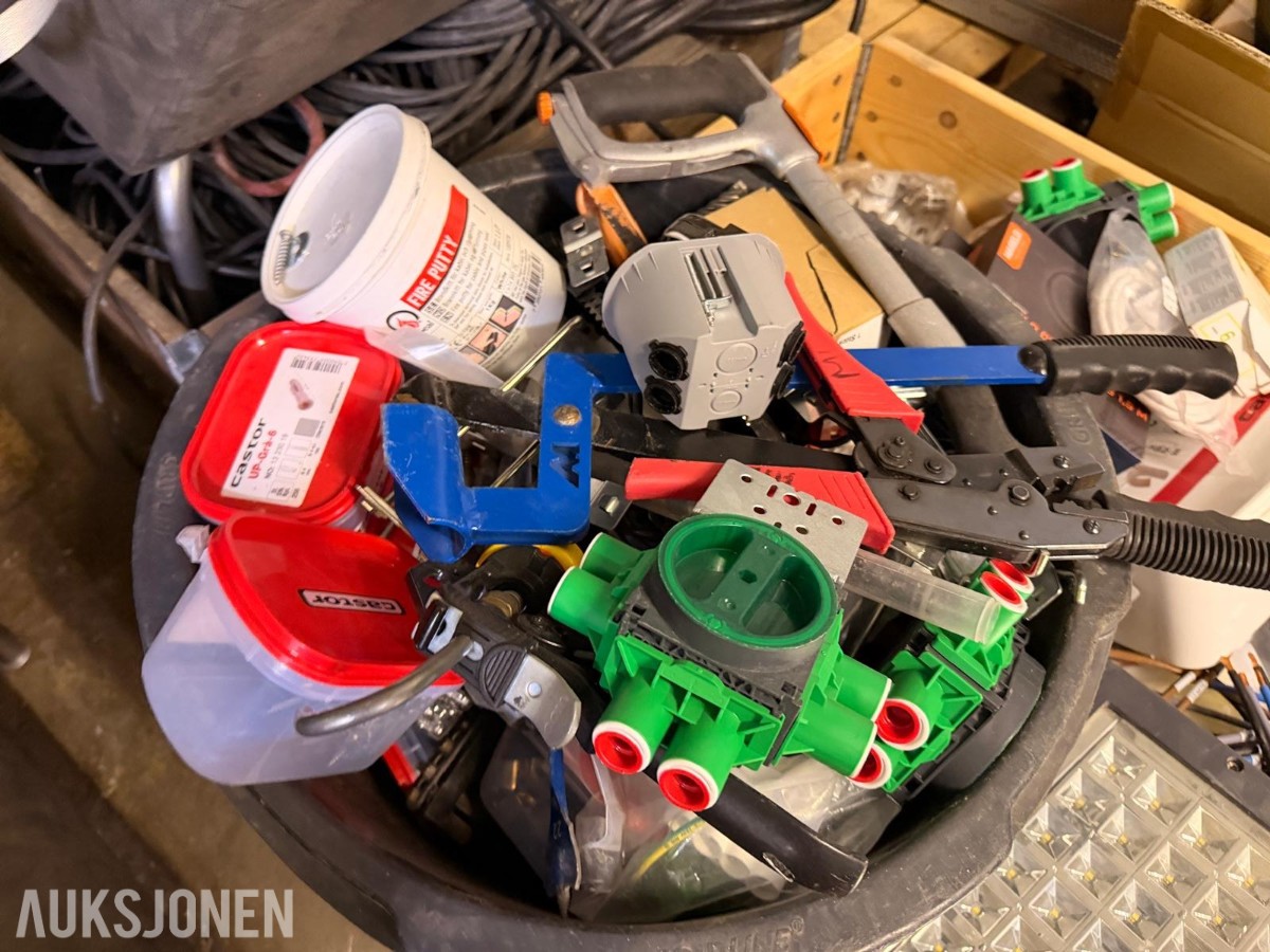 Parti med diverse elektroutstyr, LED-lys, kabler og installasjonsmateriell