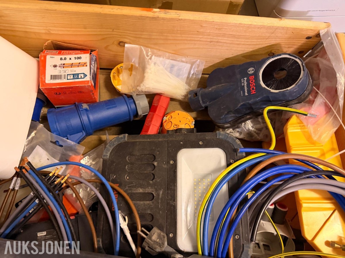 Parti med diverse elektroutstyr, LED-lys, kabler og installasjonsmateriell