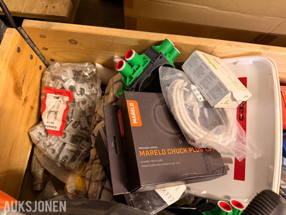 Parti med diverse elektroutstyr, LED-lys, kabler og installasjonsmateriell