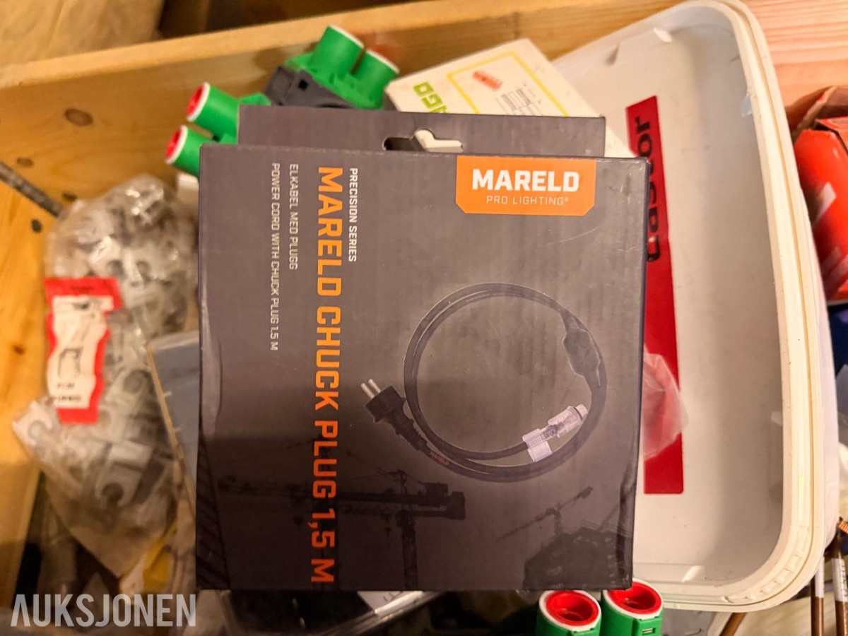 Parti med diverse elektroutstyr, LED-lys, kabler og installasjonsmateriell