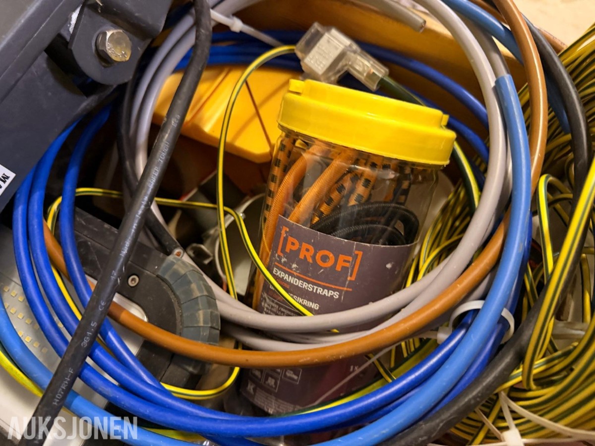 Parti med diverse elektroutstyr, LED-lys, kabler og installasjonsmateriell