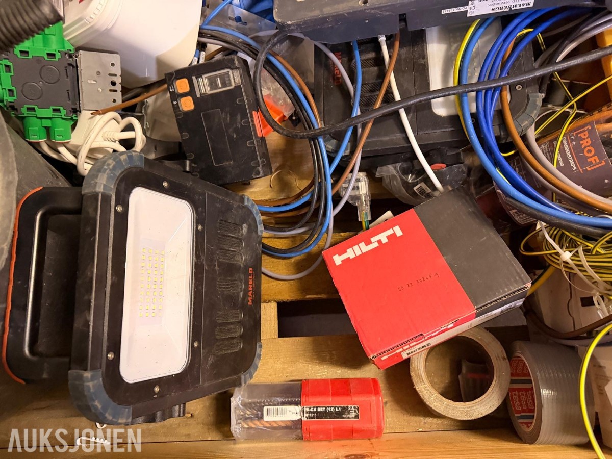 Parti med diverse elektroutstyr, LED-lys, kabler og installasjonsmateriell