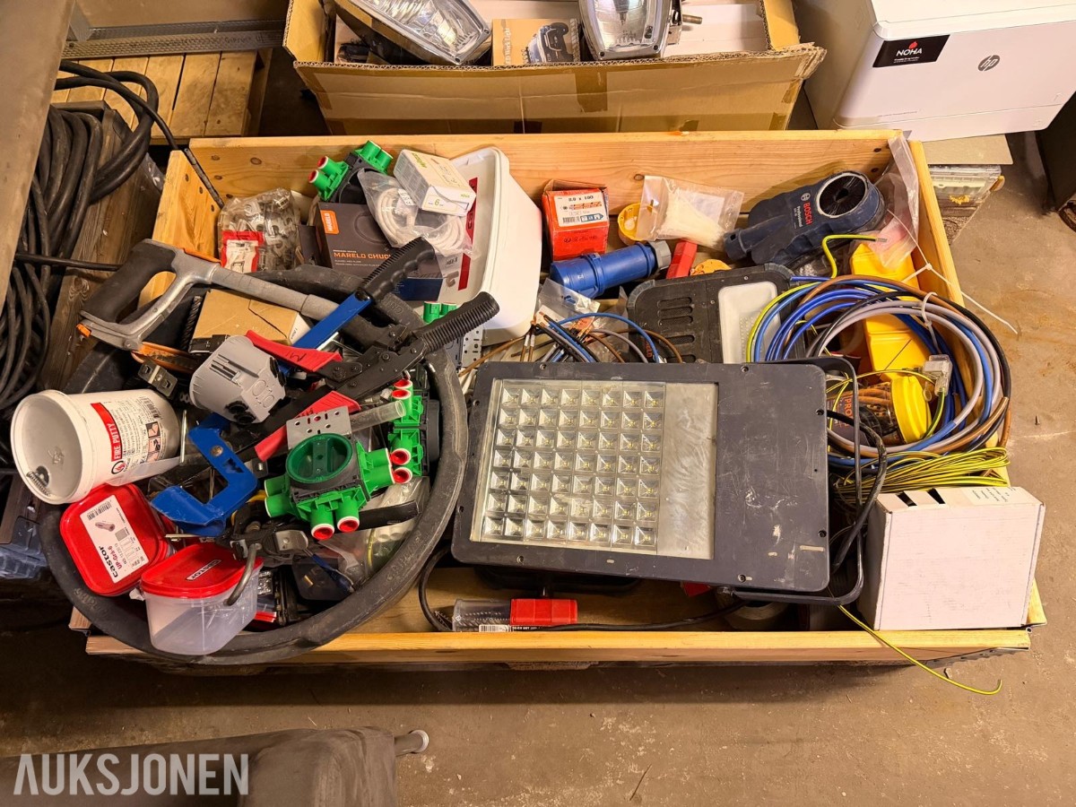 Parti med diverse elektroutstyr, LED-lys, kabler og installasjonsmateriell