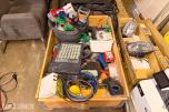 Parti med diverse elektroutstyr, LED-lys, kabler og installasjonsmateriell