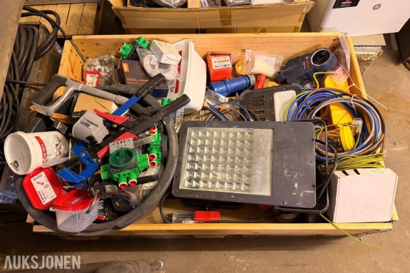 Parti med diverse elektroutstyr, LED-lys, kabler og installasjonsmateriell
