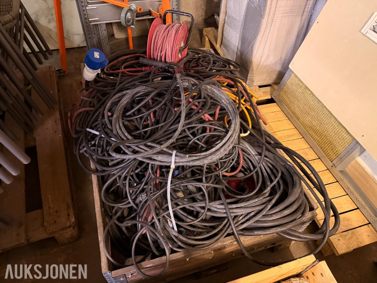 Pall med diverse strømkabler, skjøteledninger og kabeltrommel