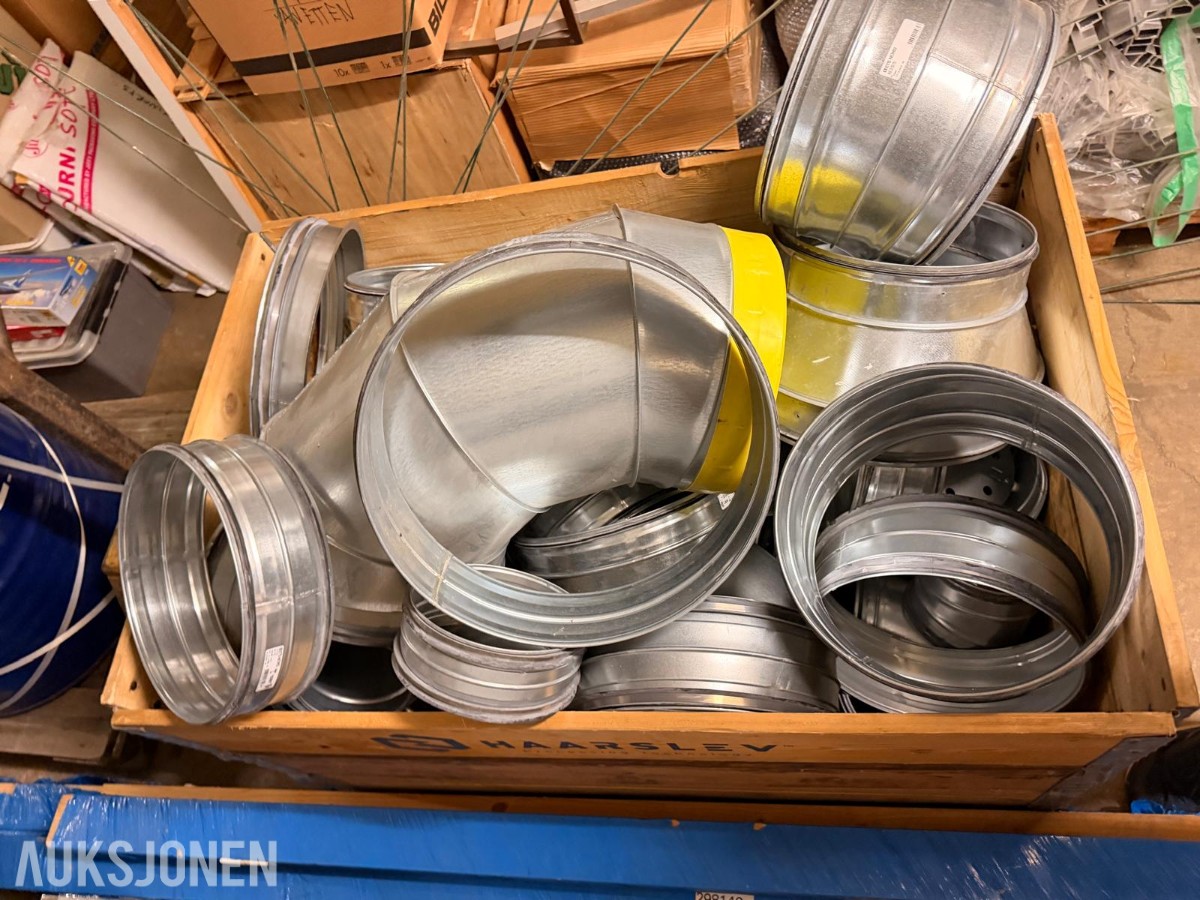 Parti med diverse ventilasjonsdeler og kanalbend