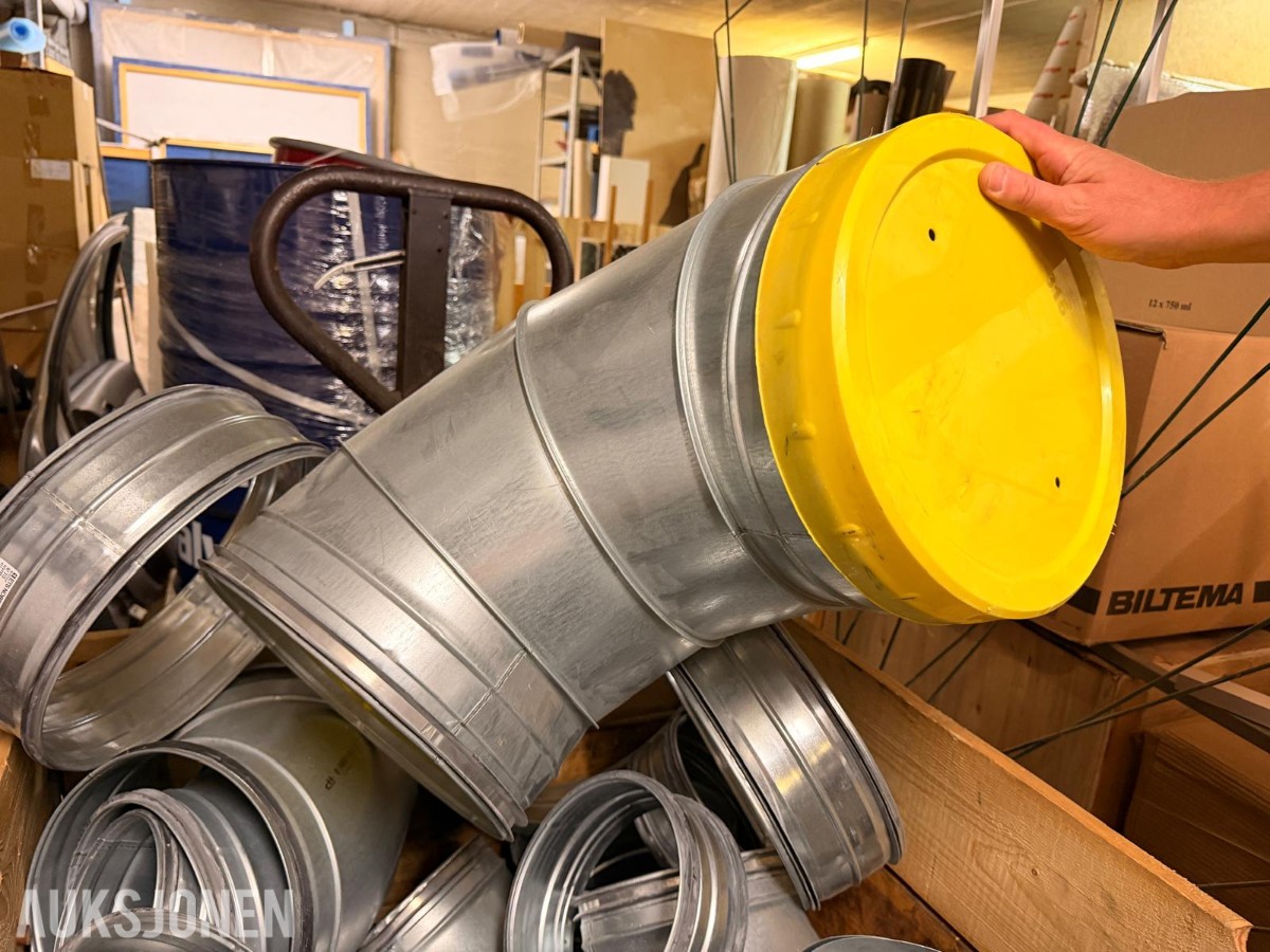 Parti med diverse ventilasjonsdeler og kanalbend