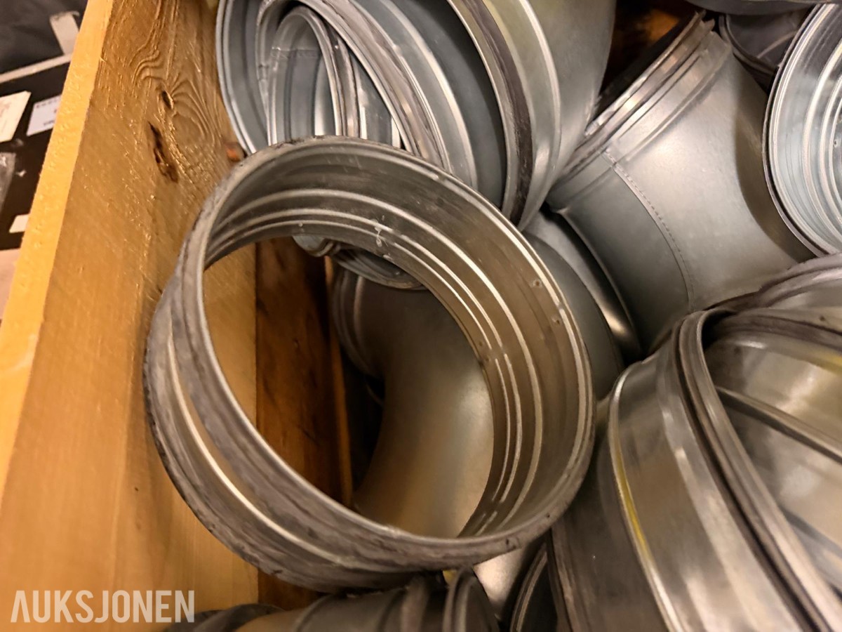 Parti med diverse ventilasjonsdeler og kanalbend