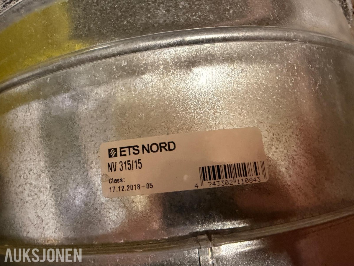 Parti med diverse ventilasjonsdeler og kanalbend