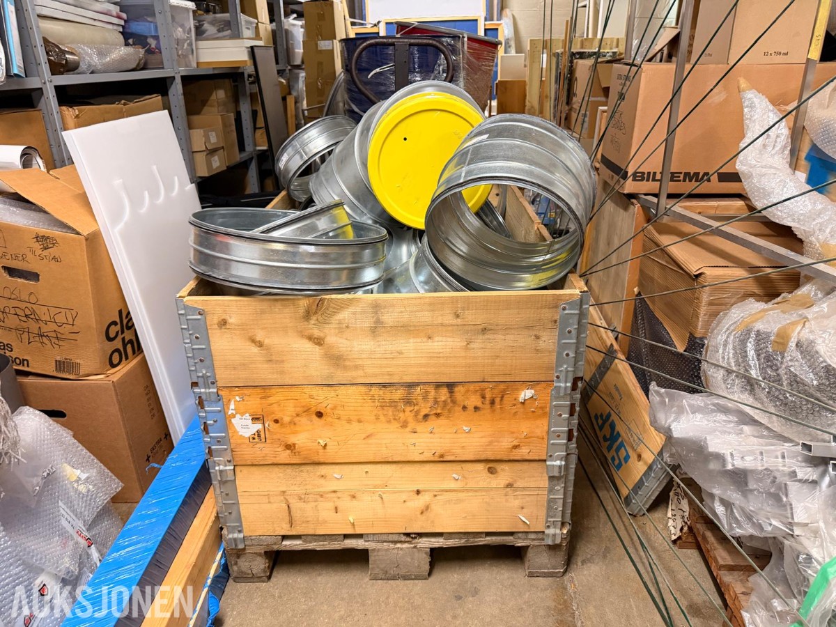 Parti med diverse ventilasjonsdeler og kanalbend