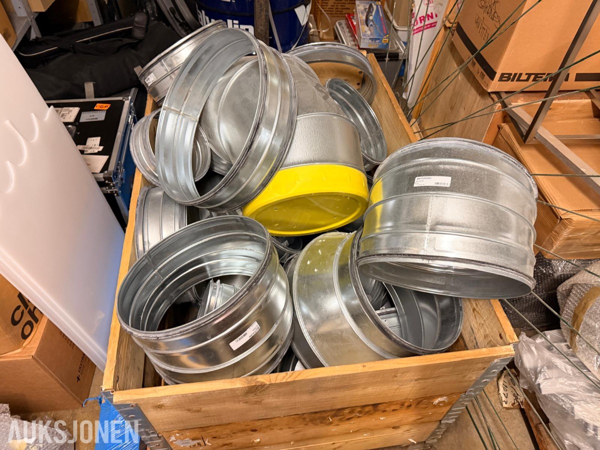 Parti med diverse ventilasjonsdeler og kanalbend