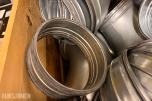 Parti med diverse ventilasjonsdeler og kanalbend