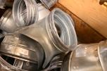 Parti med diverse ventilasjonsdeler og kanalbend