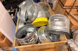 Parti med diverse ventilasjonsdeler og kanalbend