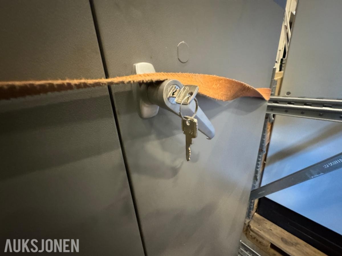 2 stk. grå metallskap