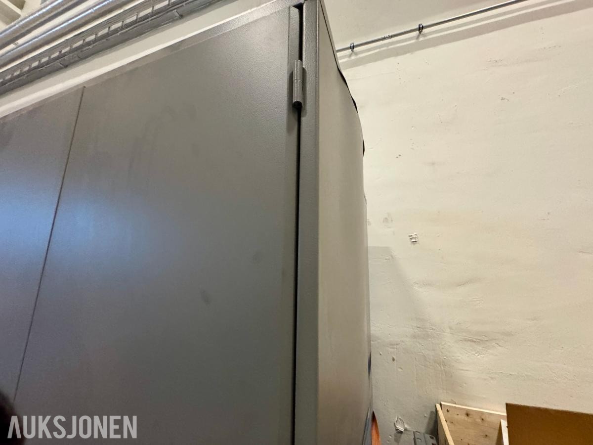 2 stk. grå metallskap