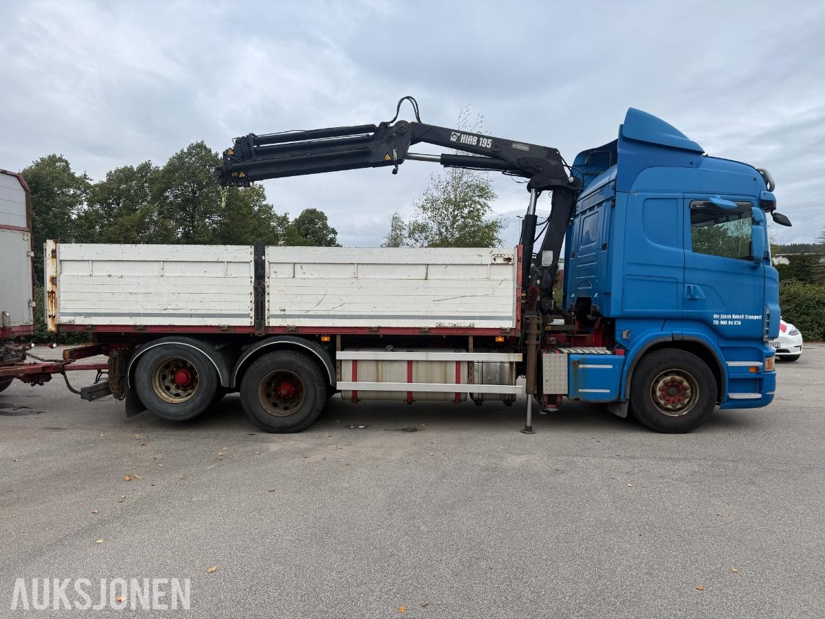 Scania R620 V8 kranbil med HIAB 195-5 kran og 3-akslet henger